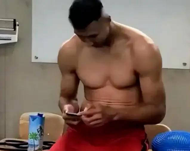 易建联：黄种人篮球天赋之巅 这五张照片揭示他的实力秘密