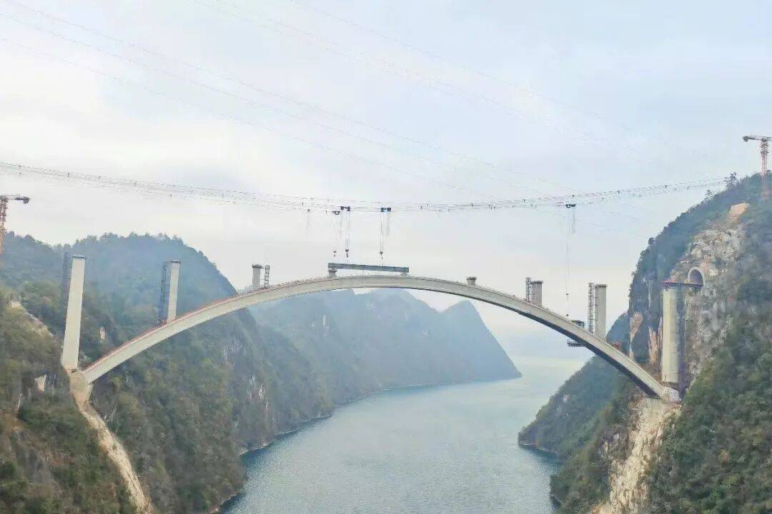 瓮马铁路南北延伸线项目乌江特大桥首节段钢梁吊装完成